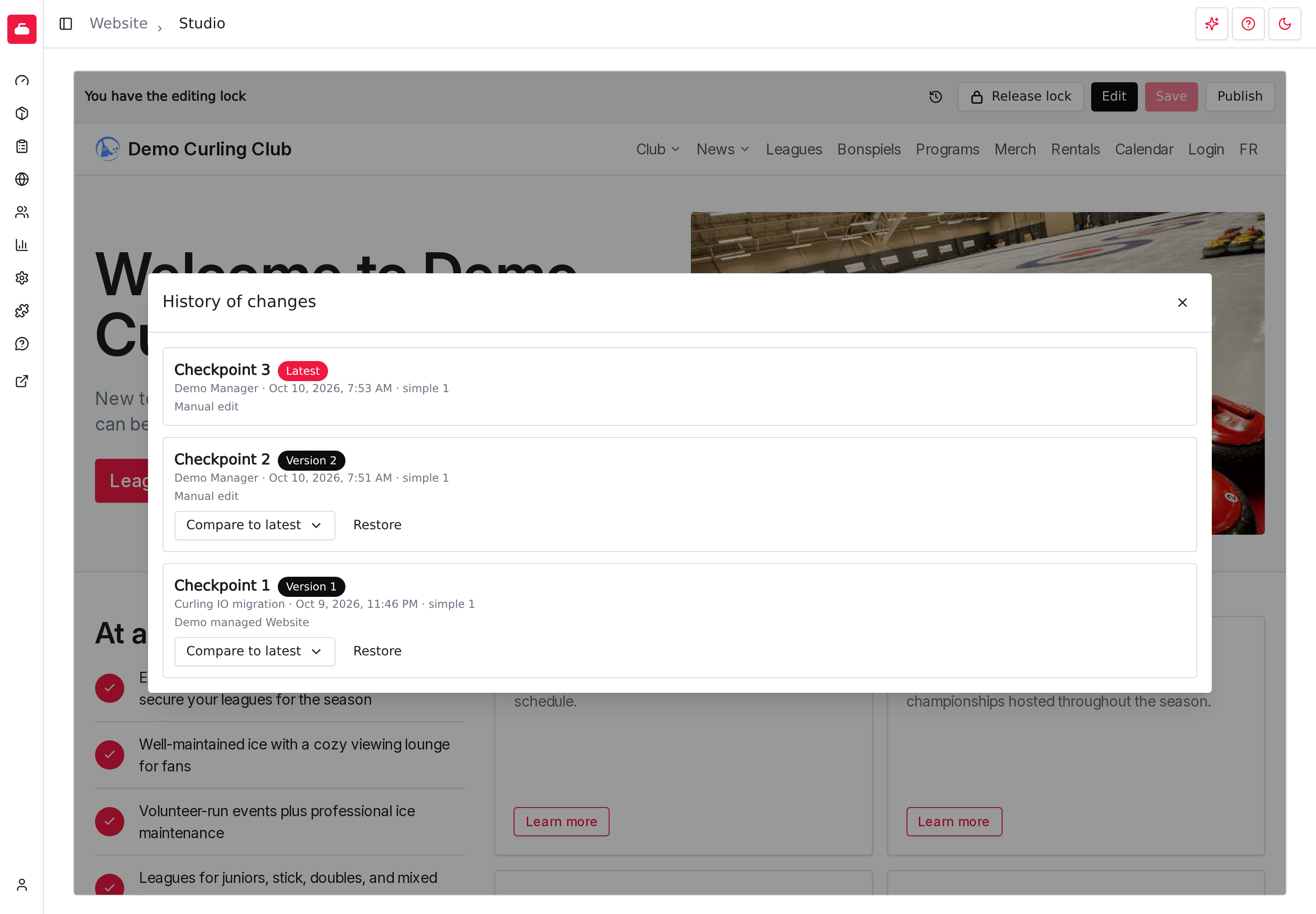 L’historique des modifications avec un brouillon, une version publiée et une comparaison montrant une ligne modifiée du texte de la page d’accueil.